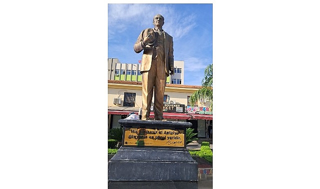 Kemer Cumhuriyet Meydanı’ndaki Atatürk Heykeli Restore Edildi: Özgün Doku Korunarak Yeniden Canlandı