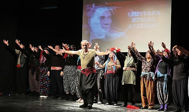 Konak Belediyesi’nin Cumhuriyet Coşkusu: Kuvayi Milliye Destanı Sahnelerde Ayakta Alkışlarla