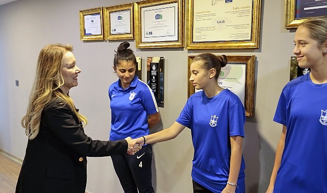 Konak Belediyesporlu Genç Yıldızlar U15 Kız Milli Takımıyla UEFA Gelişim Turnuvası İçin İngiltere’ye Yolculuk Hazırlığında