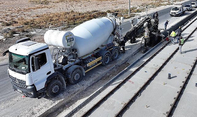 Konya Tramvay Hattında Trafiği Kapatmadan Beton Bariyer Üretimi: Kayar Kalıp Sistemiyle Uzun Ömürlü Koruma