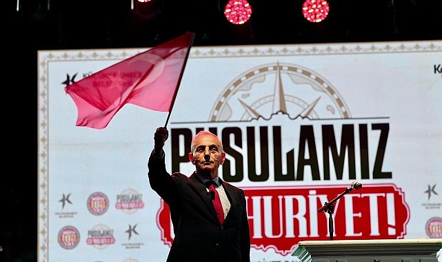 Küçükçekmece’de Cumhuriyet Coşkusu: Yürüyüşten 100. Yıl Stadı’ndaki Kutlamaya