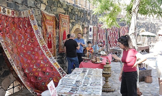 Nevşehir Kalesi’nde Geleneksel Antika Pazarı: Ayda Bir Canlanan Tarih ve Keşif Zamanı