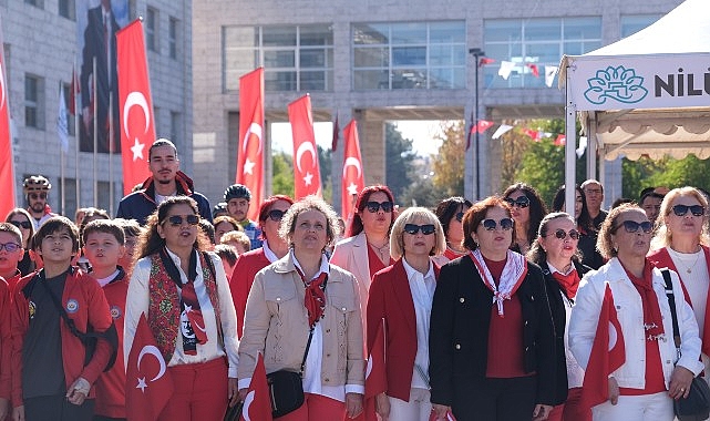 Nilüfer’de Cumhuriyet Coşkusu: Atatürk Anıtı’na Çelenk Sunumu ve Kürsüdeki Mesajlar