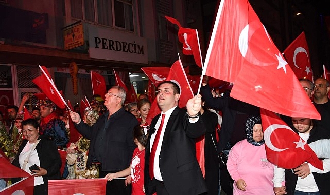 Torbalı’da Cumhuriyet Coşkusu: Fener Alayı ve Millet Parkı Gösterileri