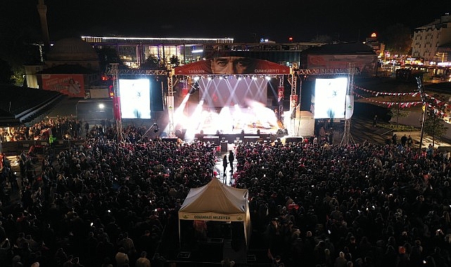 Zeynep Bastık’la 29 Ekim Cumhuriyet Bayramı Konserinde Yağmura Rağmen Coşku