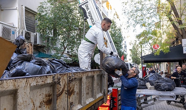 Alsancak’ta Çöp Ev Operasyonu: 10 Ton Atık Eşyayla Temizlik Tekniği ve Halk Sağlığı Odaklı Müdahale