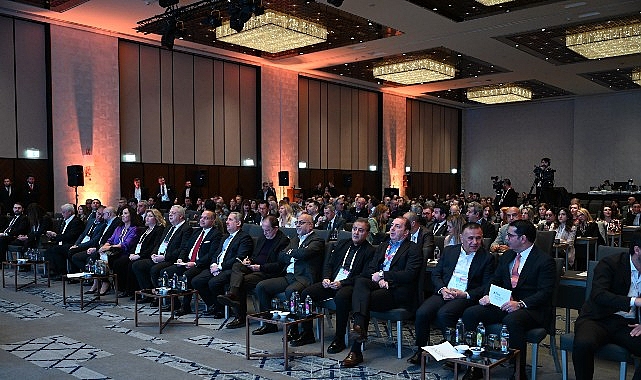 AYD Alışveriş Ekonomisi Zirvesi 2025: Sektörün Nabzı ve Yatırım Stratejileri
