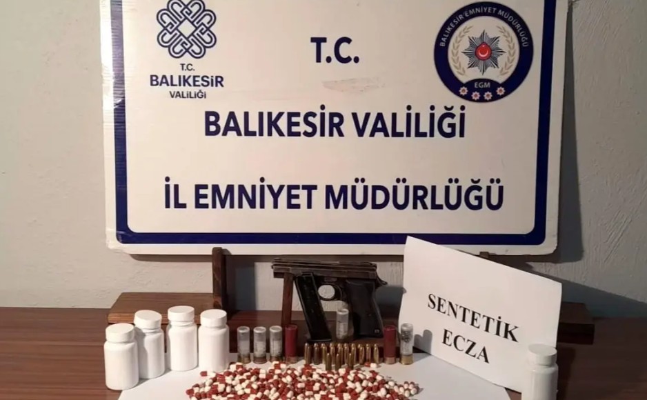 Balıkesir Gönen’de Polis Operasyonu: Evden Silah ve 240 Adet Sentetik Ecza Çıktı