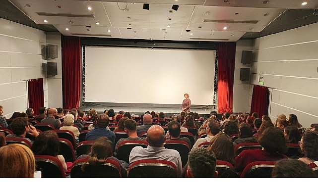 Bir Yönetmenle Söyleşi: Pelin Esmer ile O da Bir Şey mi? Filmi Üzerine Derin Sohbet