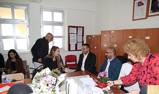 Çiğli Belediye Başkanı Yıldız’ın Öğretmenler Günü Kutlamasında Özel Anlar ve Fidan Hediyesi