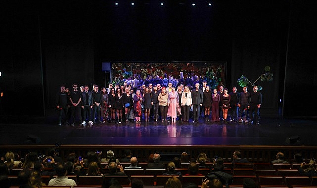 Çirkin Oyununun Galasında Başkan ve Sanatçıların Birlikteliği: Bakırköy Tiyatroları Yeni Sezonun Güçlü Başlangıcı