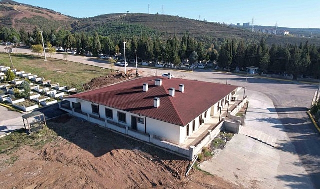 Derince Mezarlık Hizmet Binası Erişilebilir ve Ücretsiz Cenaze Naki̇lleriyle Hizmette