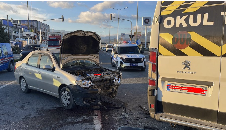 Edremit’te servis minibüsü kazası paniğe neden oldu