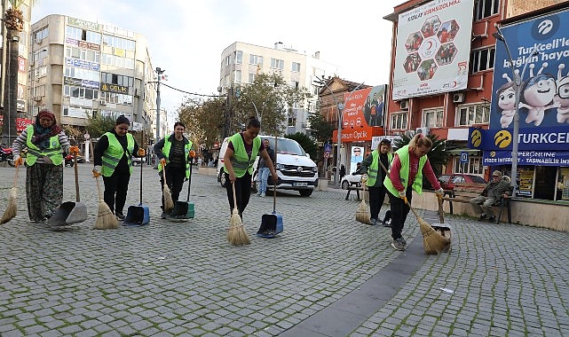 Edremit’te Temizlikte 24 Saatlik Efor: Gece Gündüz Sahada Büyük Özveri