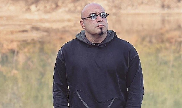 Fezaya Bak: Barış Çapkın’ın Bağımsız Stüdyo Yolculuğu ve Tema Dalgaları