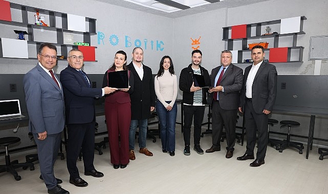 Gaziemir Bölgesinde Okullara Bilgisayar Bağışı İçin İş Birliği ve İlk Kapsamlı Tören