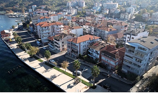 Halıdere Sahil Caddesi’nde Üstyapı Yenileme ve Kaldırımların Yeniden İnşası Başladı