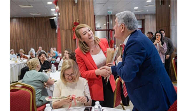 Huzurevinde Öğretmenler Günü Coşkusu: Yaşlılar, Öğrenciler ve Yetenekli Anılar