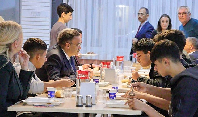 İzmir’de Öğretmenler Günü Ziyareti: Dr. Ömer Yahşi Şehit İlhan Varank Anadolu İmam Hatip Lisesi Pansiyonu’nu ziyaret etti