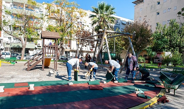 Karşıyaka Parklarında 1 Ayda 1010 m2 Kauçuk Zemin Yeniliği ve Güvenli Oyun Alanları