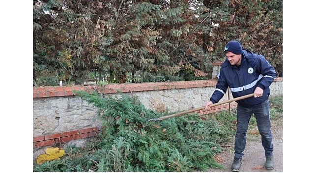 Kartepe Mezarlıklarında Düzenli Bakım ve Güvenlik İçin Yoğun Çalışmalar
