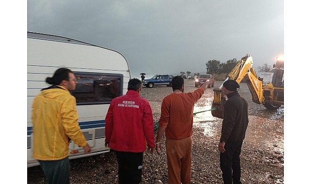 Kemer Çamyuva’da Sağanakta Karavan Kurtarma Operasyonu