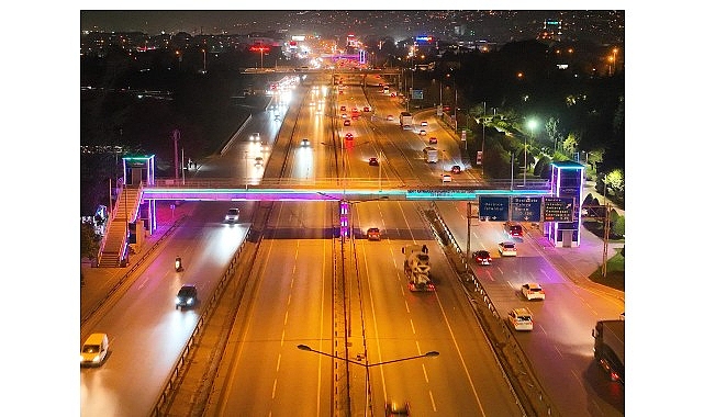 Kocaeli Bilişim Fuarı İçin Şehrin Üst Geçitlerinde Turkuaz ve Mor Işık Şöleni