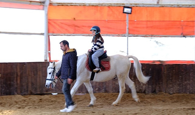 Kocaeli’de 7-12 Yaş Arası Çocuklara Ücretsiz At Biniş Etkinliği: 400 Çocuk Binicilikle Tanıştı
