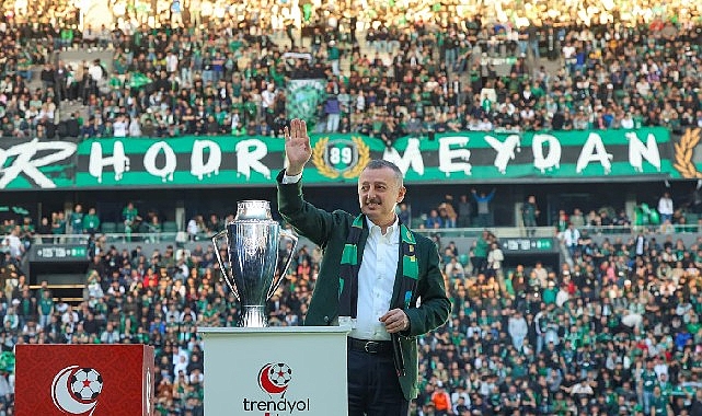 Kocaelispor ve Taraftarına Coşkulu Kutlama: Liderliğe Doğru Birlikte