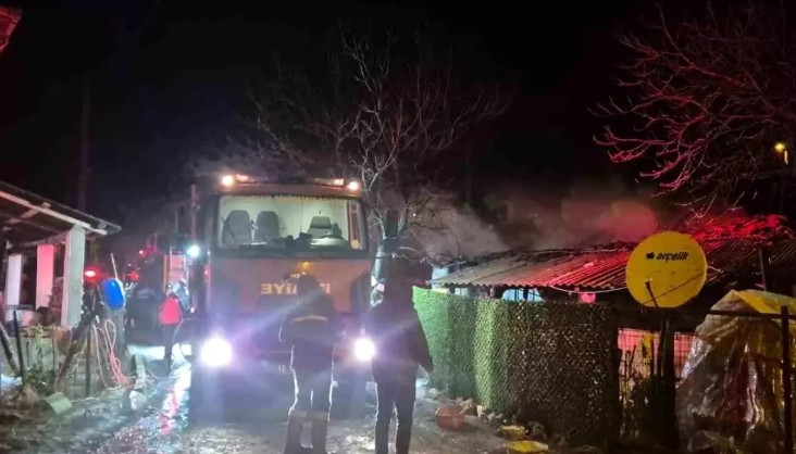 Manyas Peynirkuyu Mahallesi’nde Ev Yangını Paniğe Neden Oldu