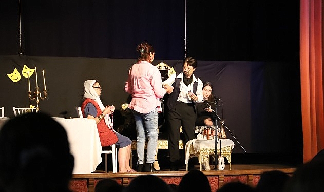 Para Babası: Bayındır’da Gülümseten Durum Komedisi Sahnede