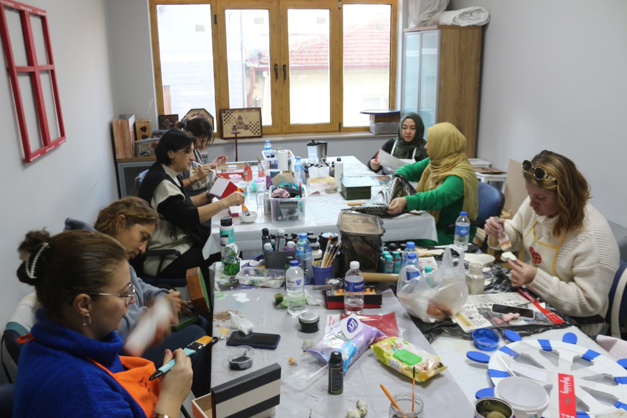 Edremit’te Atatürk Gençlik Merkezi Kursları Büyük İlgi Görüyor