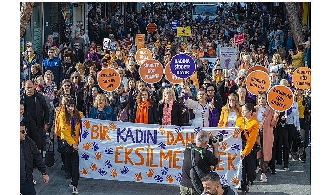 Şiddete Karşı Dayanışma Zinciri: Karşıyaka’da Kadın Hakları İçin Ses Verildi