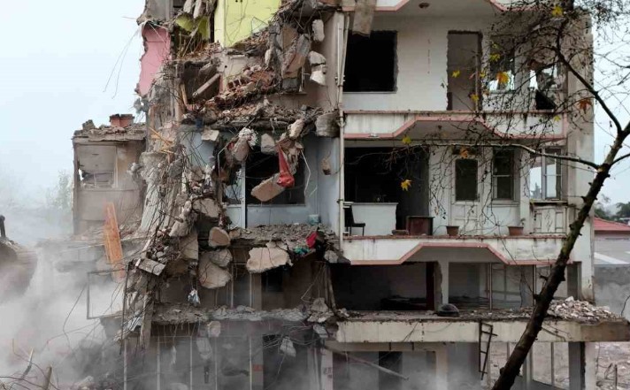 Sındırgı’da Deprem Sonrası Yıkımlar Hızlandı: Ekipler Sahada Mesaiyi Artırdı