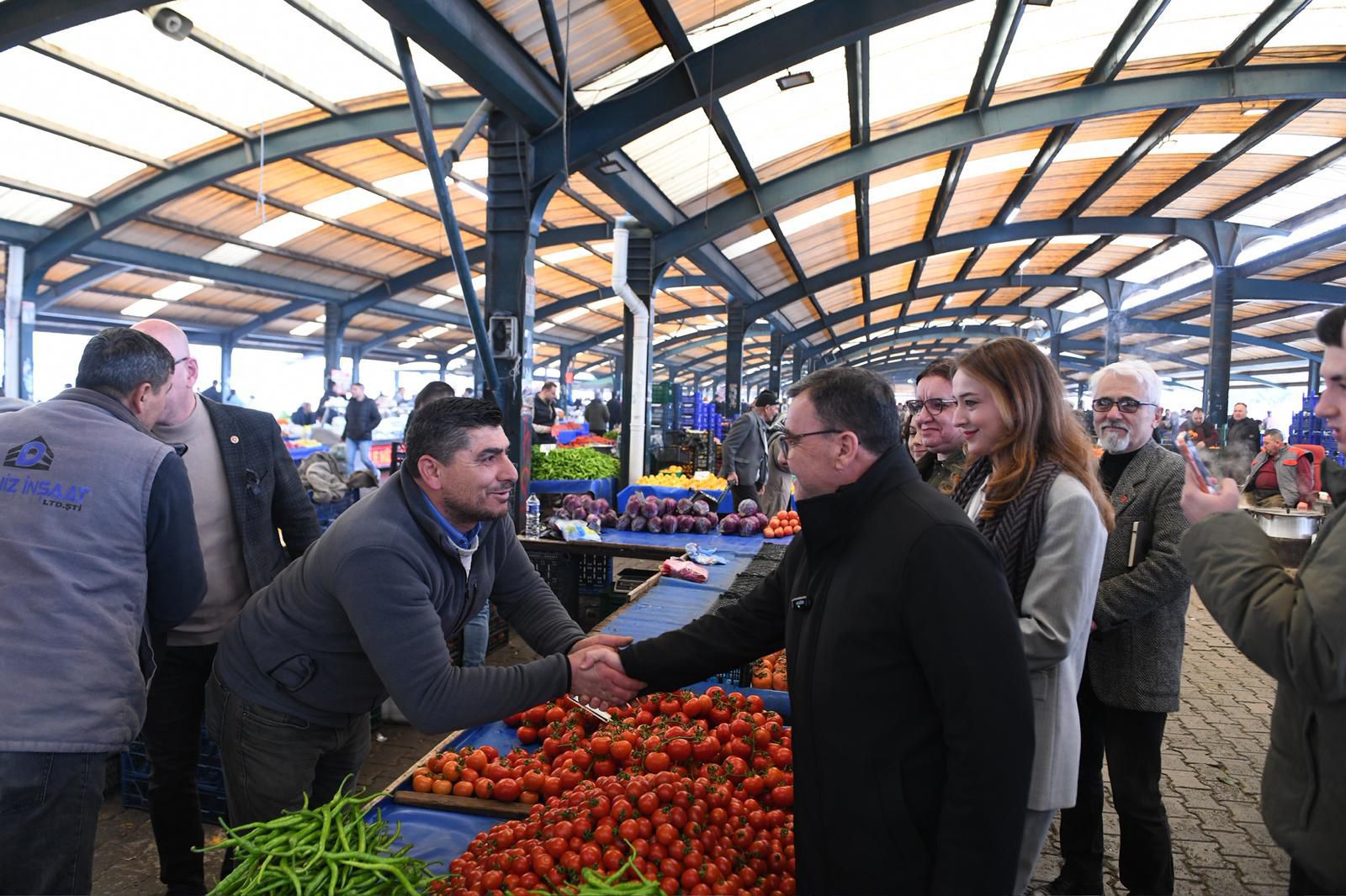 BAŞKAN HAKAN ŞEHİRLİ PAZARCI ESNAFIYLA BULUŞTU