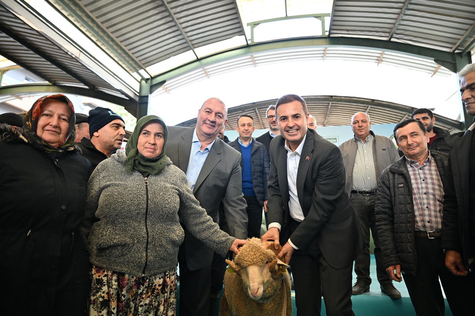 Bigadiçli üreticinin yüzünü Başkan Akın güldürdü