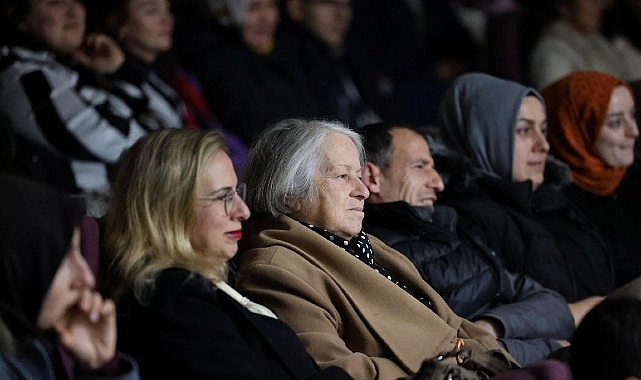 Anlat Bakalım: Kartepeli Tiyatroseverler Sahneye Dolu Dolu Aktı