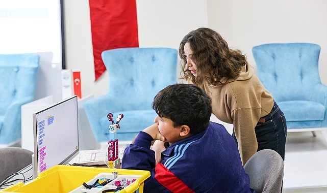 Buca’da Çocuklar İçin Ücretsiz Robotik Kodlama Atölyeleri: Yaratıcılık ve Problem Çözme Becerileri Güçleniyor