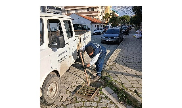 Burhaniye’de Mazgal Temizliğiyle Yolları Yağmura Hazırlayan Ekipler