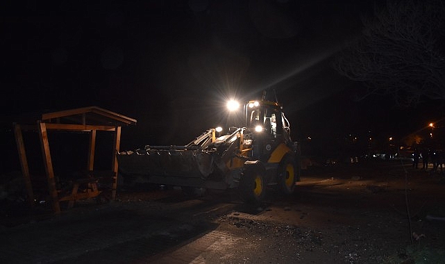 Gemlik’de Sağanak ve Fırtına Sonrası Sahil ve Mahalle Temizliği: Ekipler Anında Müdahalede