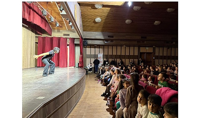 İnegöl Tiyatro Festivalinde Sahneler Coşkuyla Devam Ediyor: İlk Günlerden Gelen Anlar ve Program Akışı