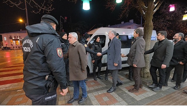 İnegöl’de Yeni Yıl Coşkusu: Protokol Görev Başında Kamu ve Esnafla Buluştu