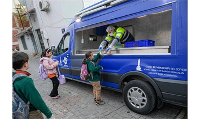 İzmir’de Beslenme Desteği: Okul Önlerinde Her Gün 08.30–09.00 Arası Dağıtılan Paketlerle Kapsamlı Dayanışma