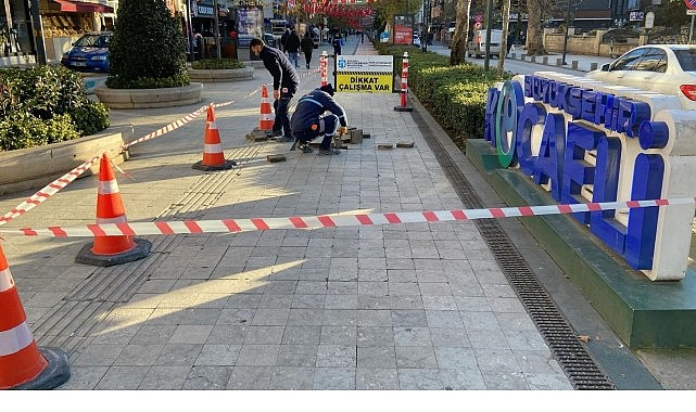 İzmit Cumhuriyet Bulvarı’nda Yürüyüş Güvenliği İçin Granit Taşlarda Yenileme ve Onarım Çalışmaları