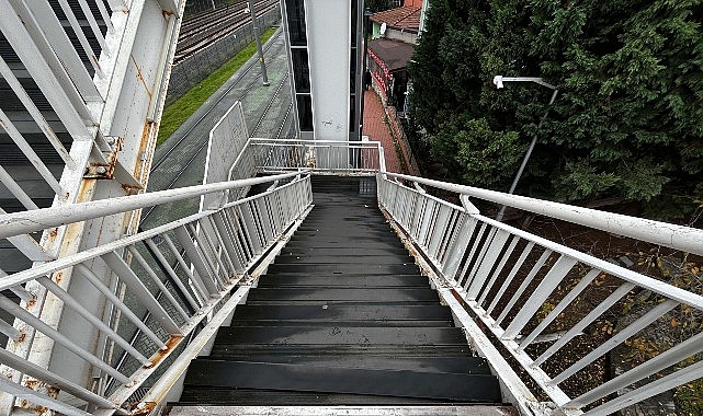 İzmit Eğitim Kampüsü Tramvay Durağı Üst Geçidinde Yeniden Yapılandırma ve Güvenli Yürüme İçin Onarım
