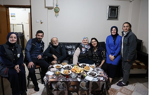 Kartepe Belediyesi: Alo Evlat Sağlık Kulübü ile Yaşlılar için Samimi Ziyaretler ve Dayanışma