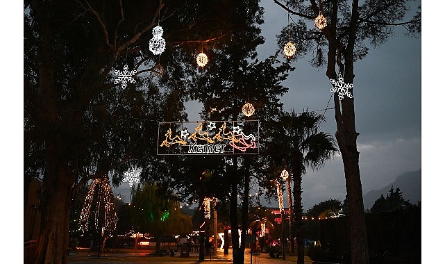 Kemer Belediyesi Yeni Yıla Işıl Işıl Hazırlıklarla Girdi: Parkta Süslemeler ve Gastronomi Festivali