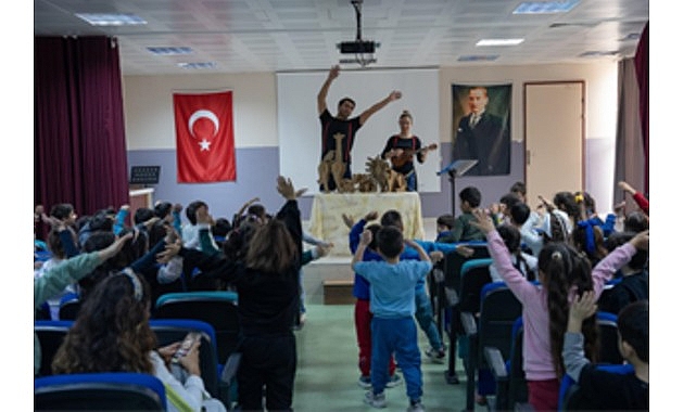 Kendini Arayan Zürafa: İzmirli Minikler İçin Sahne Buluşması Buca’da
