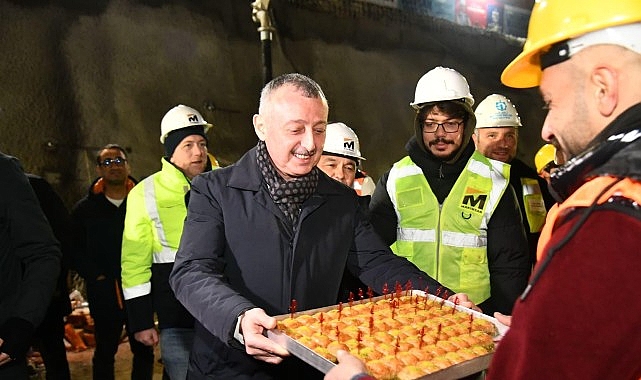 Kocaeli Büyükşehir Ekipleri Son Dakika Şantiyelerde: Başkan Büyükakın Personeli Ziyaret Etti ve Yeni Yılı Kutladı