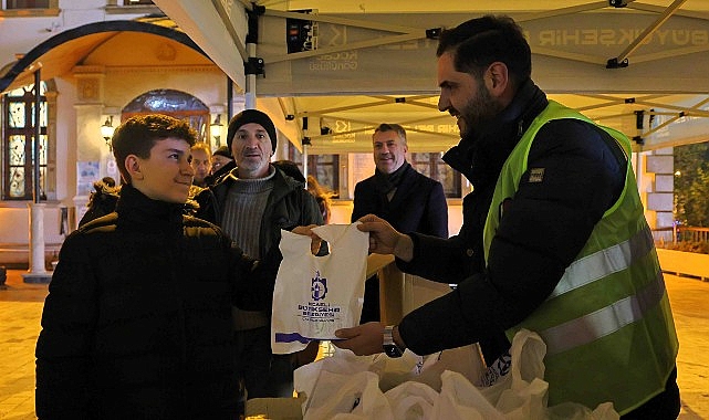 Kocaeli’nde Kandil Coşkusu ve Dayanışma Geleneği: Simit Dağıtımıyla Manevi Değerler Pekişti